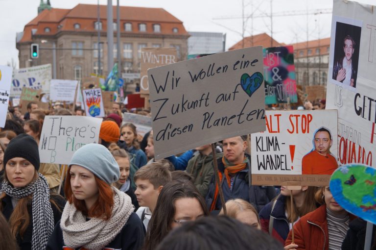 Fridays For Future: 25000 Demonstrieren Mit Greta Thunberg In Berlin