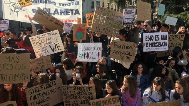 I giovani si mobilitano in Spagna contro il cambiamento climatico: “Senza pianeta, non abbiamo futuro”