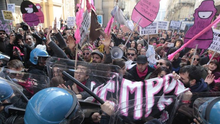 8 marzo, lo sciopero delle donne più forte delle aggressioni e della disinformazione