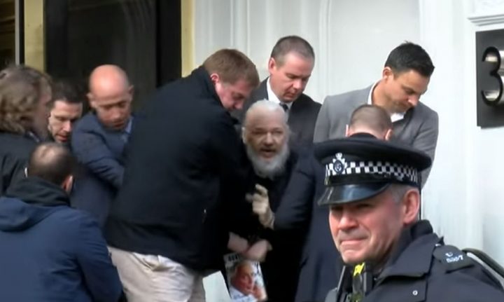 Assange : l’État équatorien a agi sans garantir une procédure régulière