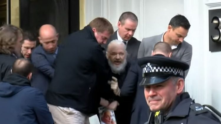 Assange : l’État équatorien a agi sans garantir une procédure régulière