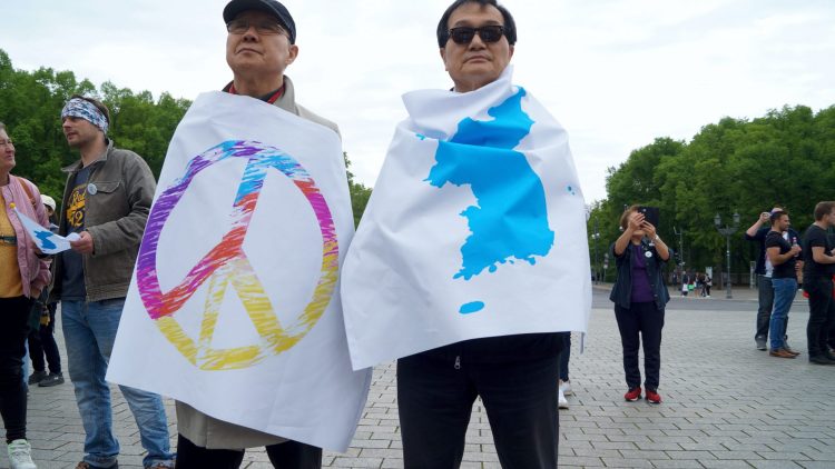 Menschenkette für ein vereintes Korea entlang der Grenze und der ehemaligen Mauer in Berlin
