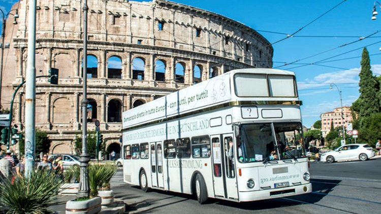 Der Omnibus für direkte Demokratie auf dem Weg nach Rom