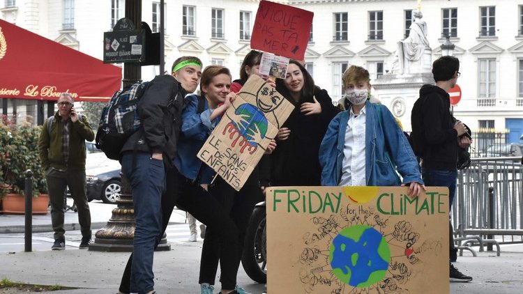 [France] Rassemblement devant l’Assemblée Nationale des jeunes pour le climat