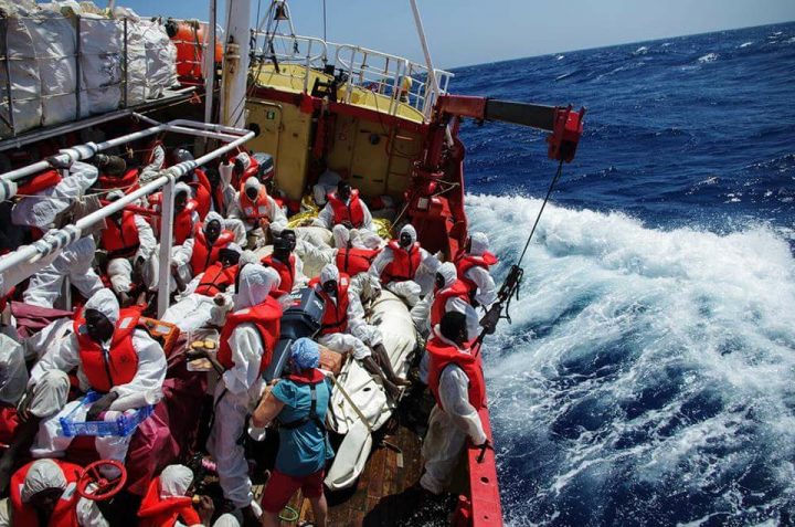 Sea-Eye: 64 persone bloccate in alto mare da 5 giorni. È necessario farle sbarcare al più presto
