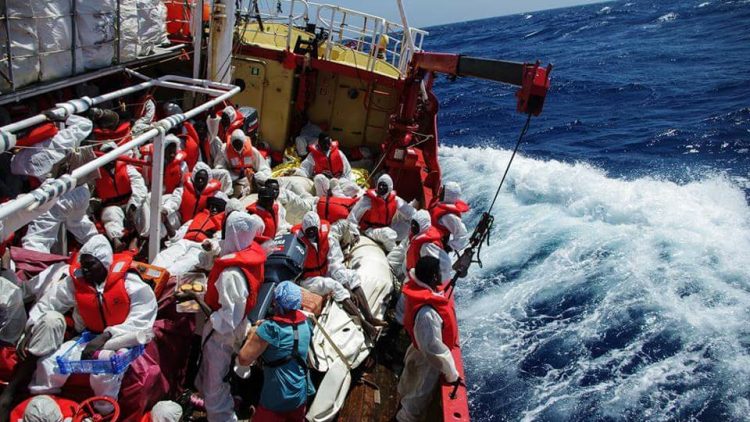 Sea-Eye: 64 persone bloccate in alto mare da 5 giorni. È necessario farle sbarcare al più presto