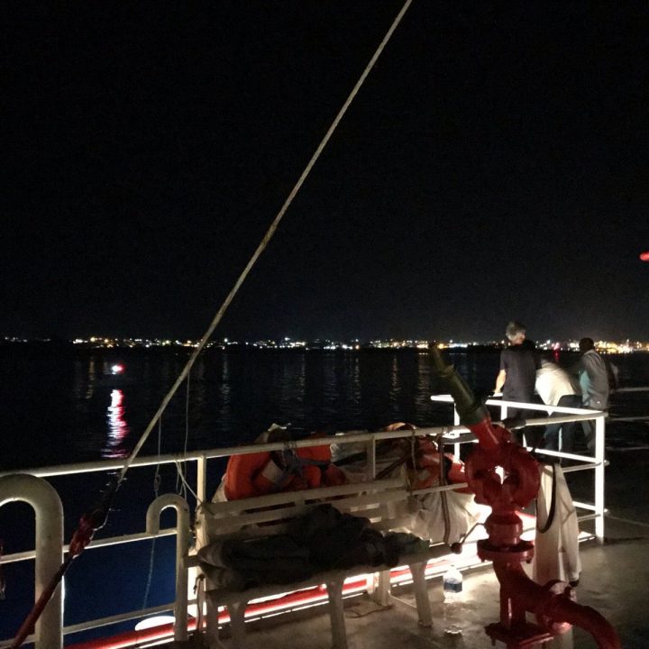 Nach 36 Stunden erklärtem Notzustand auf der Sea-Watch entscheidet Kapitänin Carola Rackete, in Lampedusa an Land zu gehen und wird dafür verhaftet.