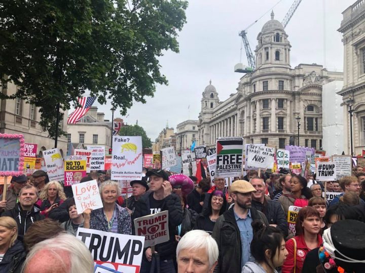 Londra, protesta ironica e creativa contro la visita di Trump