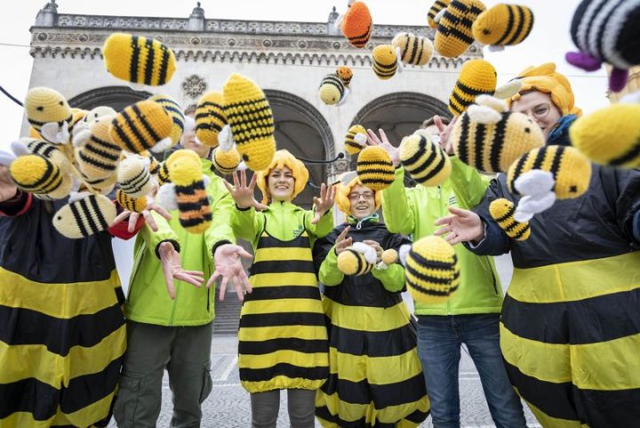 Während Bayern das Volksbegehren Artenvielfalt als Gesetz annimmt, haben die EU-Ländern den Schhutz von Bienen und Insekten in einer skandalösen Abstimmung geschwächt.