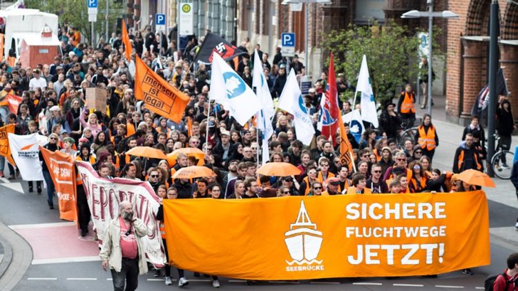 Manifestazione in cento città tedesche per aprire i porti
