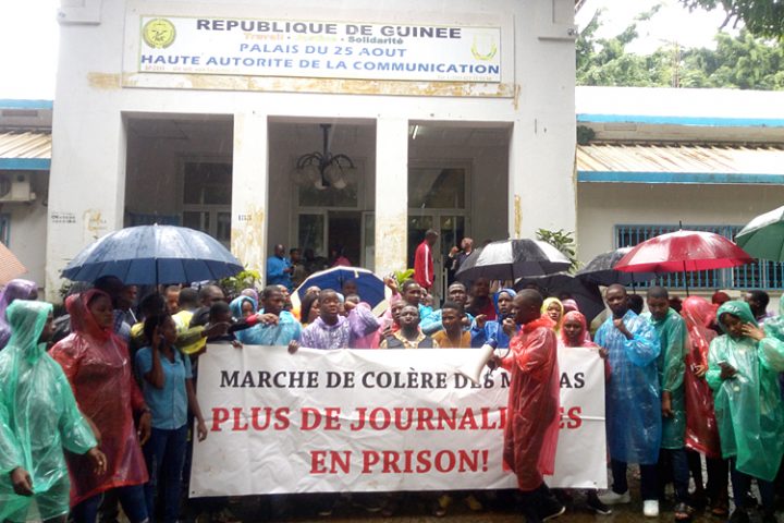 Musellement de la presse guinéenne : des organisations professionnelles des médias tiennent un sit-in devant la Haute Autorité de Communication (HAC)