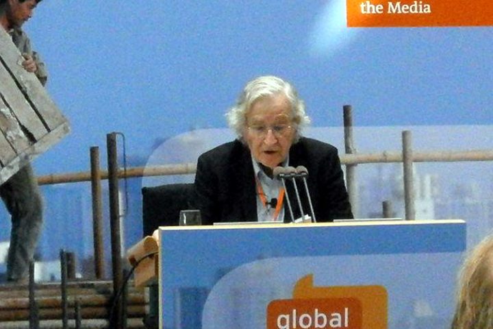 Noam Chomsky : « Les maîtres de l’humanité ont tué l’Europe »