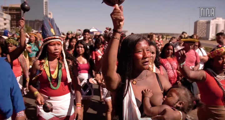 Anstatt uns über Bolsonaro und seine menschenunwürdige Politik aufzuregen, sollten wir den Widerstand der indigenen Frauen Brasiliens unterstützen, die für den Amazonas Regenwald und somit auch für unser aller Zukunft kämpfen.