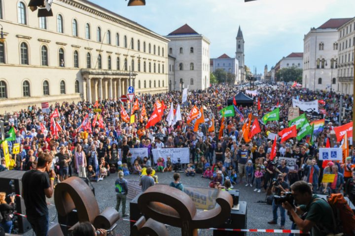 Mitte September 2018 protestierten auf der Großdemonstration der Initiative „#ausspekuliert“ über 10.000 Münchnerinnen und Münchner gegen die teuren Mieten. 