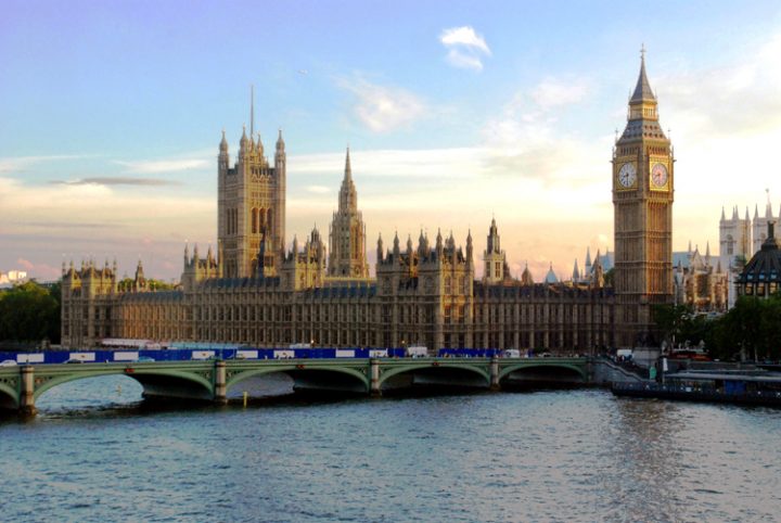 La suspension du Parlement déclenche une tempête politique au Royaume-Uni