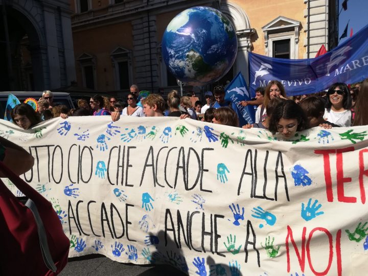 Die Bilder des heutigen Klimastreiks in Italien, an dem über 1 Millionen Menschen teilnahmen. Dazu kommen noch 27 andere Länder, in denen heute - so wie auch vergangenen Freitag in zahlreichen weiteren Ländern, darunter Deutschland - ein radikaler Wandel für eine bessere, menschlichere und gesündere Zukunft auf diesem Planeten gefordert wird.