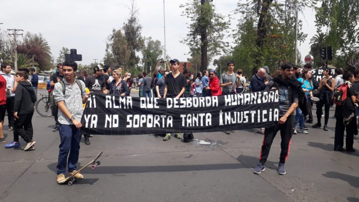 Der Anstieg der Preise für öffentliche Verkehrsmittel in Chile bringen das Fass zum Überlaufen: soziale Proteste im ganzen Land fordern eine Abkehr vom neoliberalen Modell.