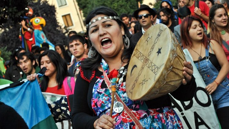 Cile: Mapuche durante la grande protesta contro il governo Pinera