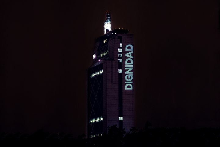 La scritta proiettata stanotte sulla torre telefonica nel centro di Santiago in Cile, "Dignità"