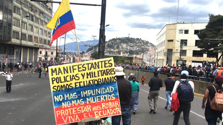 Multitudinaria manifestación va llegando al centro de Quito.