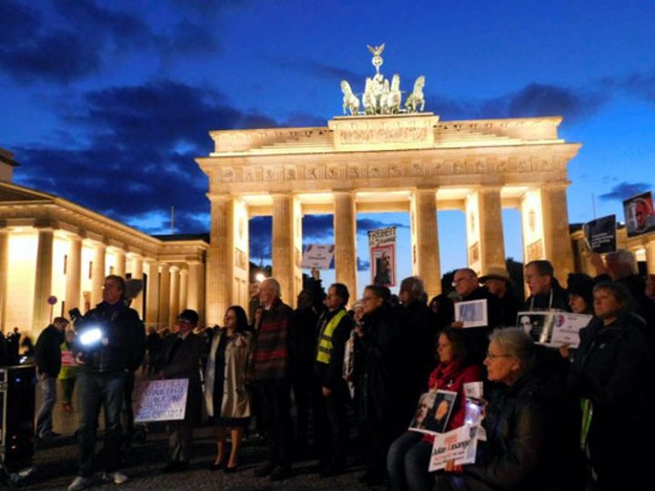 Heike Hänsel und Reiner Braun sprachen an #Candles4Assange in Berlin