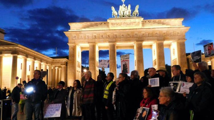 Heike Hänsel und Reiner Braun sprachen an #Candles4Assange in Berlin