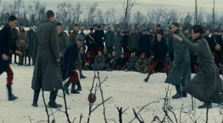 Joyeux Noel, un film ispirato alla tregua di Natale del 1914, quando fraternizzarono soldati tedeschi e inglesi. Seguirono fucilazioni di massa da ambo le parti.