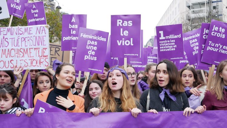 « Marée violette » sur Paris contre les violences faites aux femmes