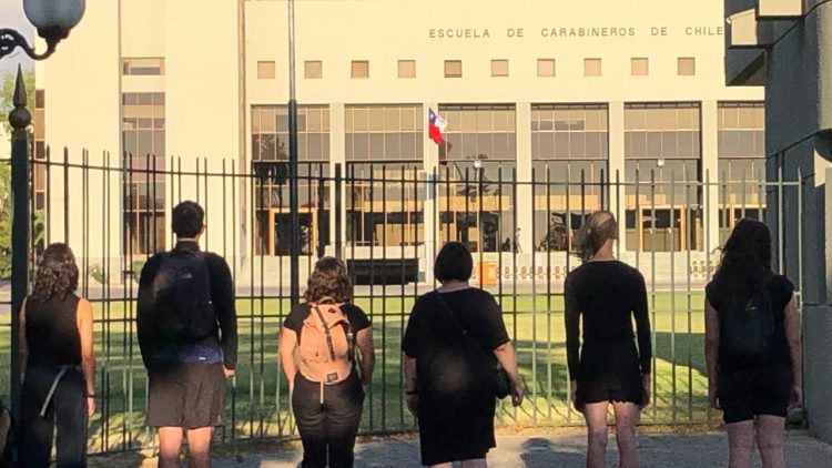 Chili. Action nonviolente 25×25 face aux bâtiment de l’école de Carabineros