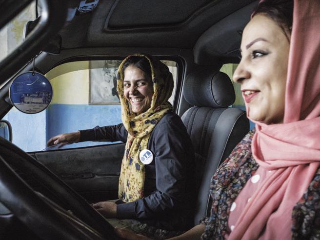 Le ragazze di Kabul che guidano i Pink Shuttle (per le altre donne)
