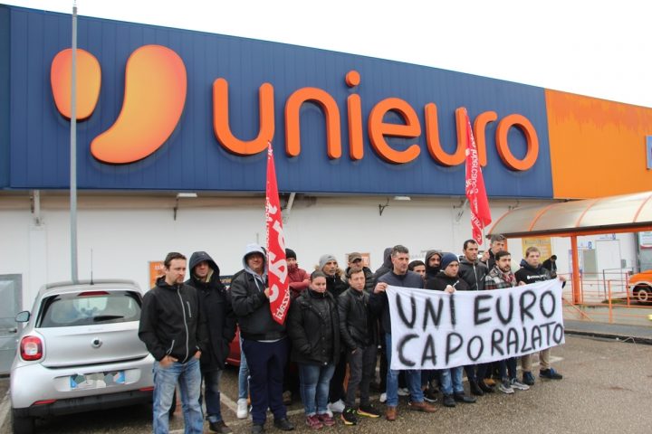 La protesta dei lavoratori in subappalto davanti a Unieuro