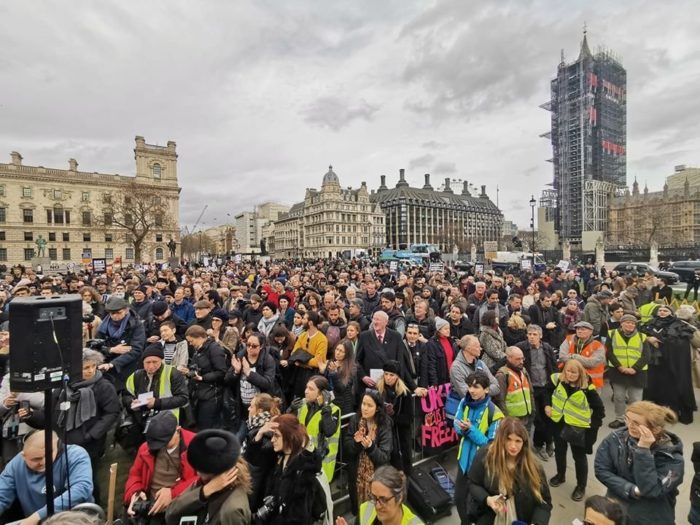 Julian Assange – Protest gegen die Auslieferung in London mit Varoufakis, Westwood & vielen mehr!