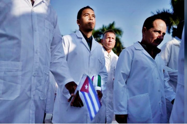 Kubanische Ärzte sind in Mailand gelandet, um Italien mit Covid-19 zu helfen