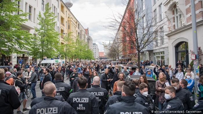 Les Allemands protestent contre les restrictions sur les coronavirus à Berlin et à Stuttgart