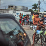 Com ausência do Estado, movimentos sociais criam campanhas para ajudar favelas no RJ