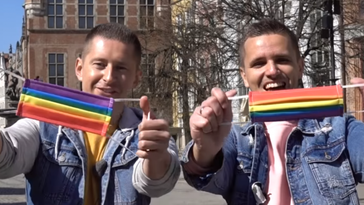 Regenbogen-Atemschutzmasken gegen LGBTQI-Feindlichkeit