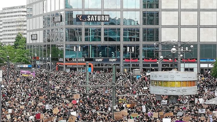 Manifestation silencieuse contre le racisme à Berlin