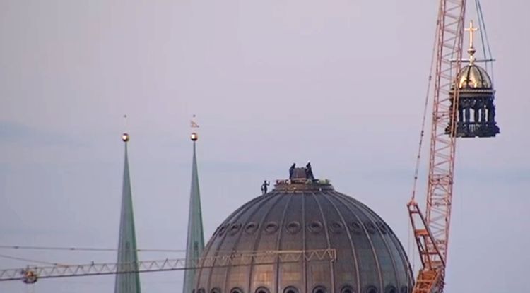 Berliner Humboldt Forum mit Kreuz gekrönt
