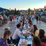 Prague, grande fête sur le pont Charles. Folie ou inspiration ?