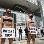 Extinction Rebellion’den Torino’da Intesa Sanpaolo bankası gökdeleninde çıplak eylem