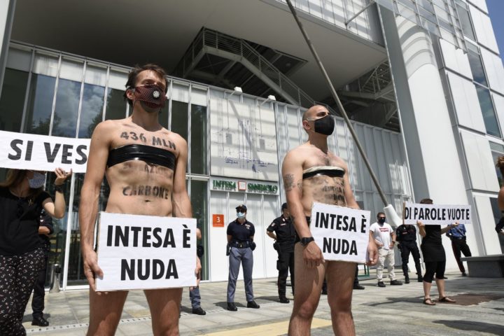 Extinction Rebellion’den Torino’da Intesa Sanpaolo bankası gökdeleninde çıplak eylem