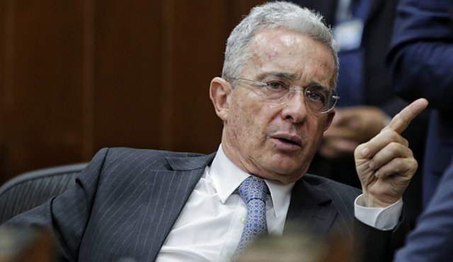 Senador Álvaro Uribe Vélez en arresto domiciliario