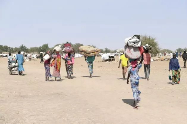 Refugiados de Nigeria se desplazan hacia asentamientos en el norte de la vecina Camerún. La violencia en la región fronteriza de Nigeria, Níger, Camerún y Chad, deja miles de muertos cada año y ha desplazado de sus hogares originales a tres millones de personas.