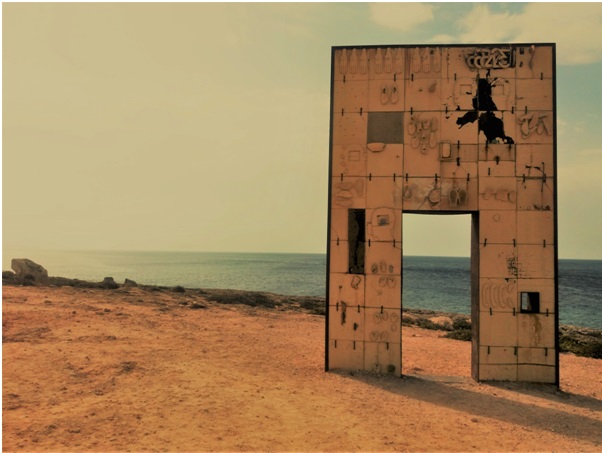 “Porta di Lampedusa – Porta d’Europa” , opera di Mimmo Paladino, collocata all’estremità meridionale dell’isola, la prima che vede chi arriva dall’Africa via mare.