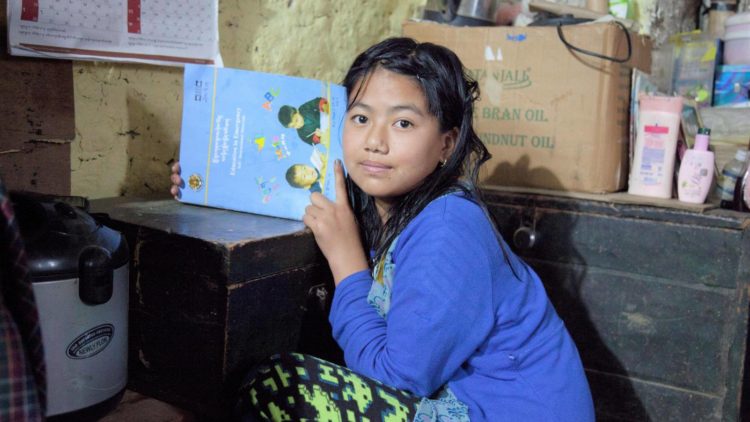 niña con libro