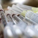 Το Ηνωμένο Βασίλειο δίνει την πρώτη έγκριση στο εμβόλιο Pfizer/BioNTech