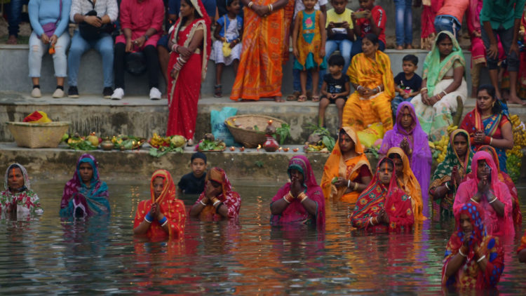India: Miles de devotos celebran Chhath Puja en Agartala