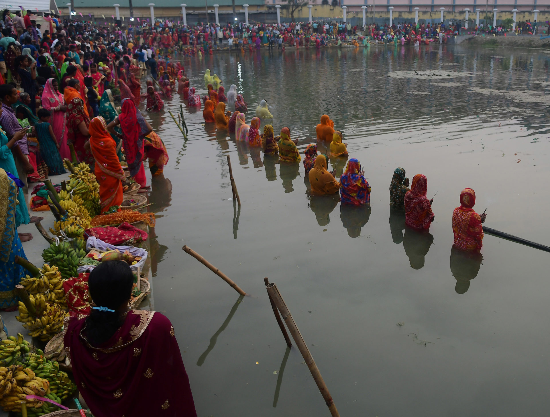 India Miles De Devotos Celebran Chhath Puja En Agartala