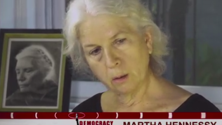 Martha Hennessy – „Kings Bay Plowshares“-Atomwaffenaktivistin – auf der Anklagebank