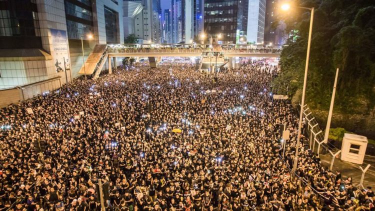 Hong Kong, la Haute Cour critique le comportement des forces de police
